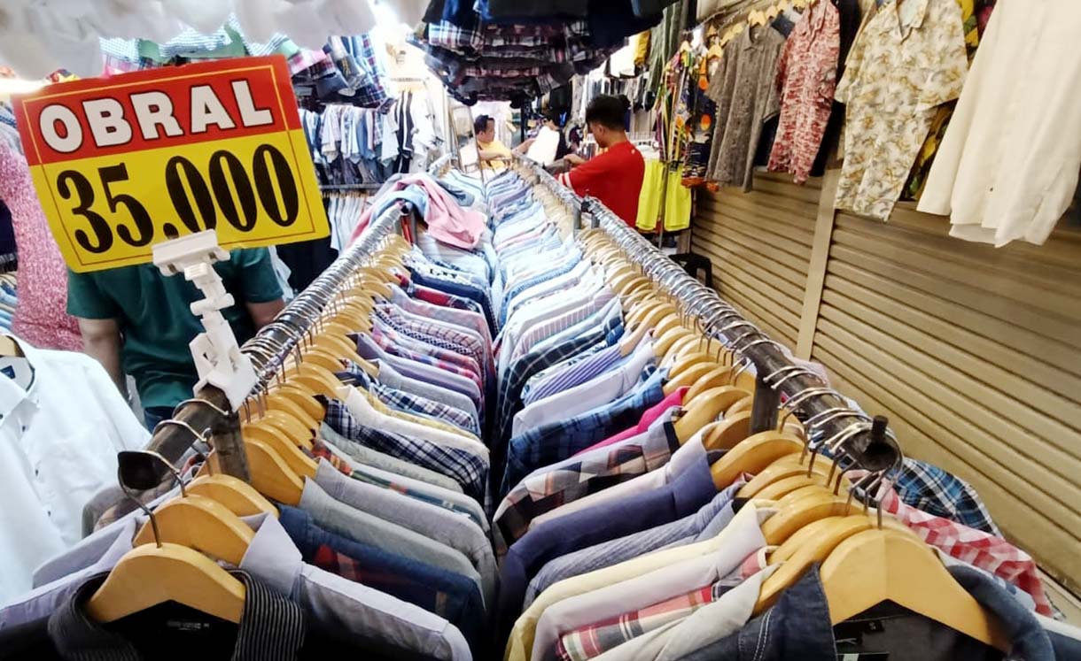 Pembeli memilih pakaian impor bekas di Pasar Senen,Jakarta, Senin (29/9/2025). Kementerian Perdagangan menyebutkan nilai impor kategori barang tekstil jadi dan pakaian bekas pada periode Januari-Juli 2025 mencapai 78,19 juta dolar AS atau meningkat 17,33 persen dibandingkan periode yang sama tahun sebelumnya. (Beritanasional.com/Oke Atmaja)