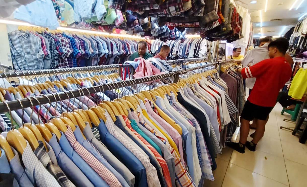 Pembeli memilih pakaian impor bekas di Pasar Senen,Jakarta, Senin (29/9/2025). Kementerian Perdagangan menyebutkan nilai impor kategori barang tekstil jadi dan pakaian bekas pada periode Januari-Juli 2025 mencapai 78,19 juta dolar AS atau meningkat 17,33 persen dibandingkan periode yang sama tahun sebelumnya. (Beritanasional.com/Oke Atmaja)