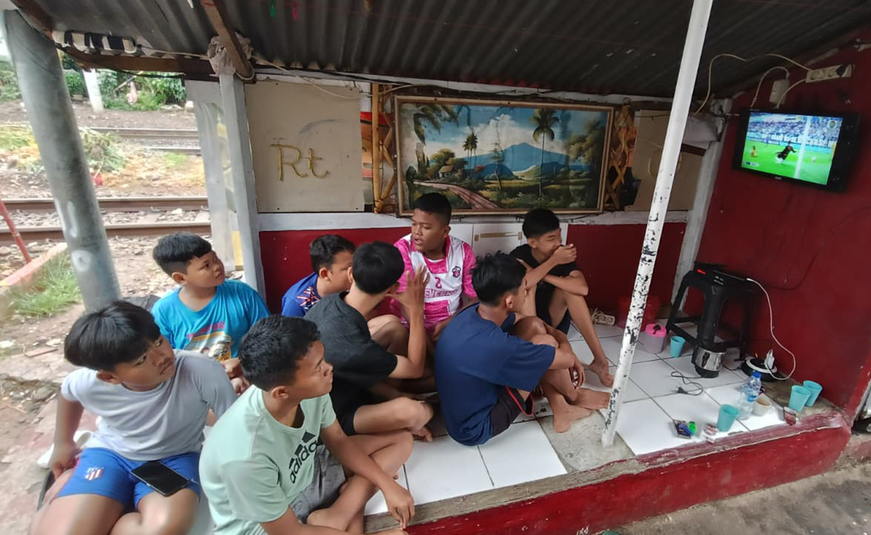 Sejumlah warga nonton bareng siaran langsung pertandingan sepak bola Super League antara Persib melawan Persija  di Menteng Jaya, Jakarta, Selasa (25/5/2025). (Beritanasional.com/Oke Atmaja)
