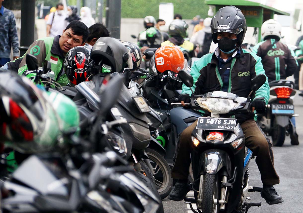 Pengemudi ojek daring melintas di dekat stasiun Jenderal Sudirman, Selasa, Jakarta(16/9/2025).  (Beritanasional.com/Oke Atmaja)