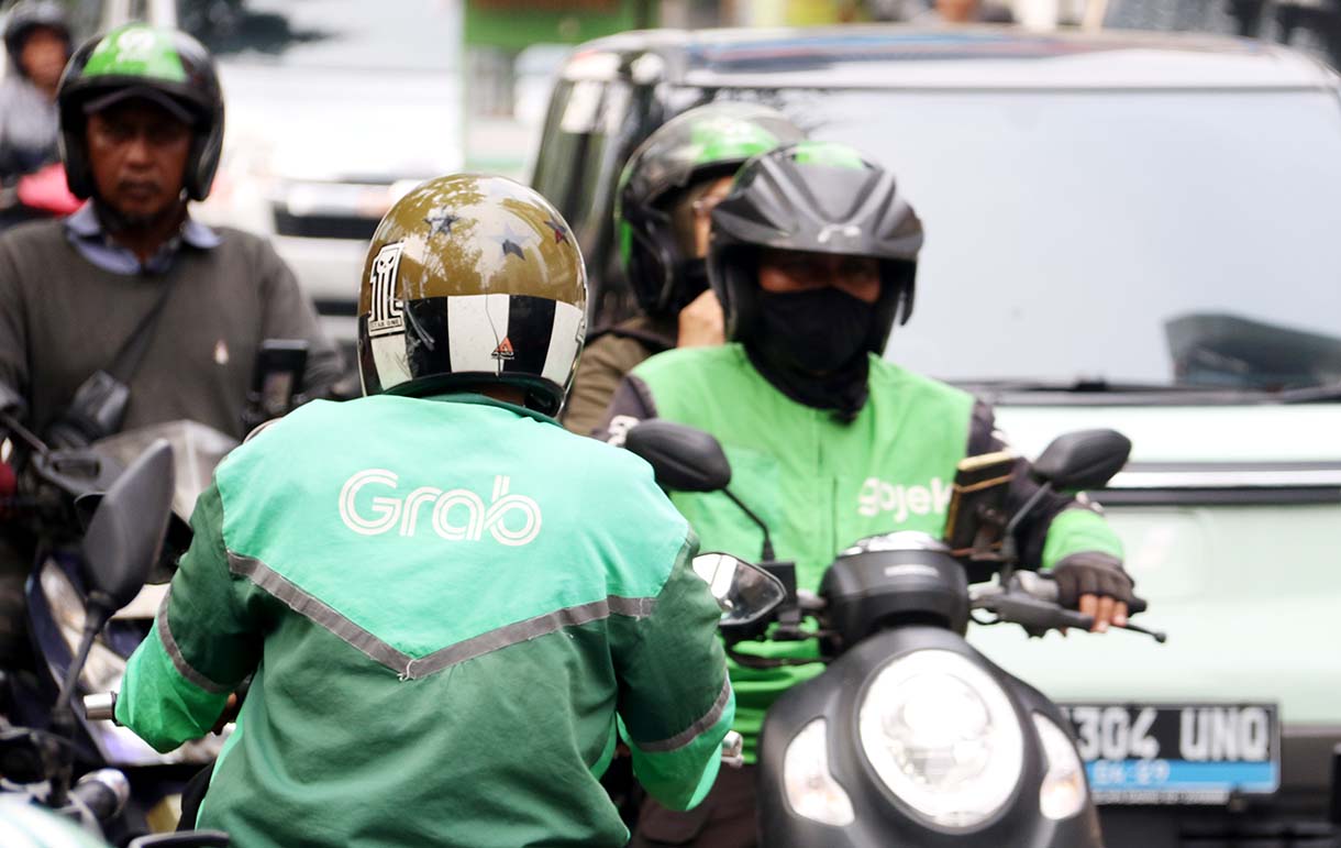 Pengemudi ojek daring melintas di dekat stasiun Jenderal Sudirman, Selasa, Jakarta(16/9/2025).  (Beritanasional.com/Oke Atmaja)
