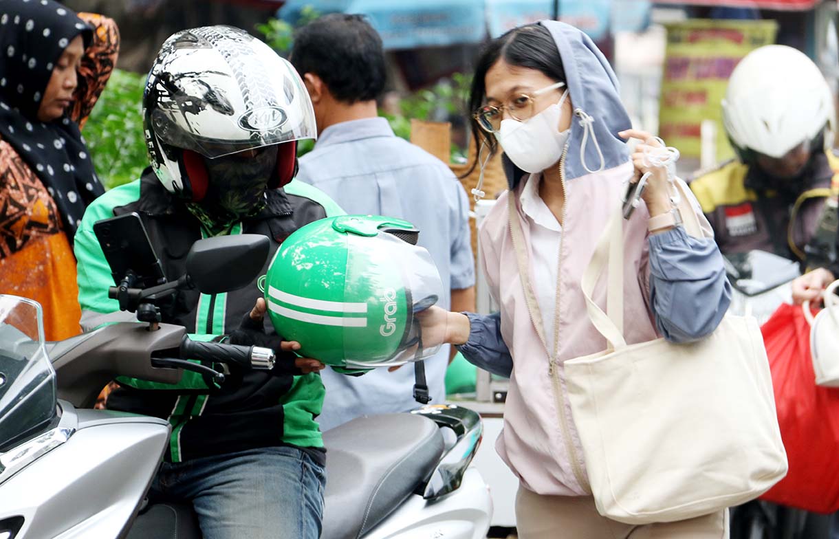 Pengemudi ojek daring melintas di dekat stasiun Jenderal Sudirman, Selasa, Jakarta(16/9/2025).  (Beritanasional.com/Oke Atmaja)
