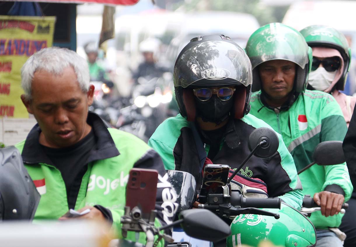Pengemudi ojek daring melintas di dekat stasiun Jenderal Sudirman, Selasa, Jakarta(16/9/2025).  (Beritanasional.com/Oke Atmaja)