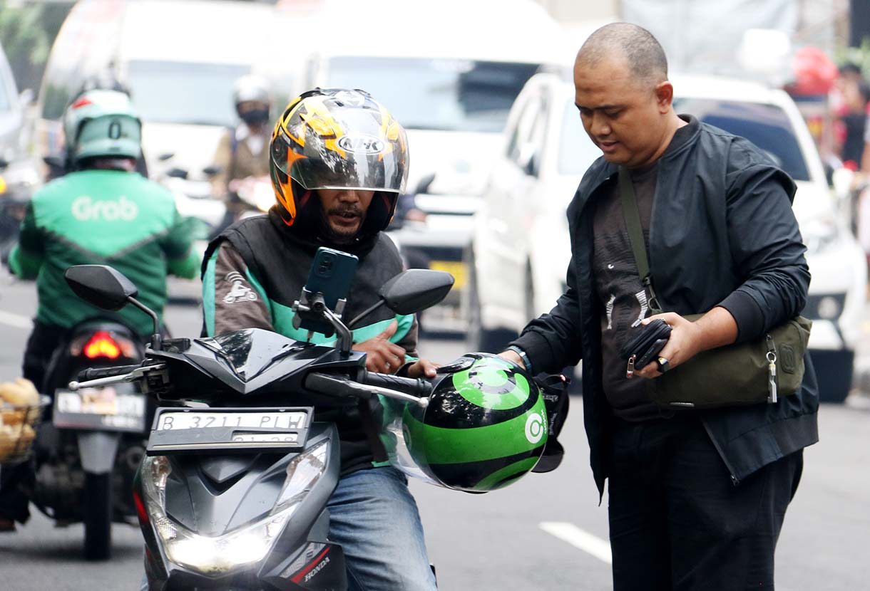 Pengemudi ojek daring melintas di dekat stasiun Jenderal Sudirman, Selasa, Jakarta(16/9/2025).  (Beritanasional.com/Oke Atmaja)