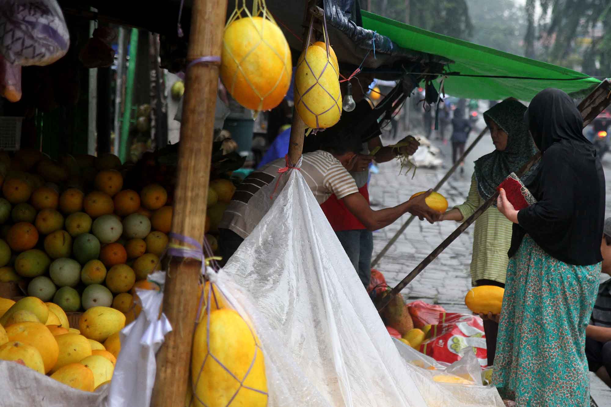 Penjual timun suri di Pasar Palmerah, Jakarta, Jumat (15/3).(Sinarharapan.com/Oke Atmaja)