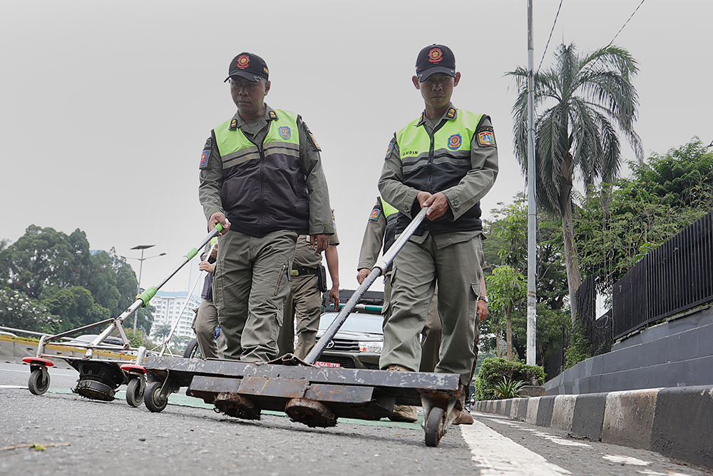 Operasi Ranjau Paku di Jalan Protokol Jakarta Petugas Satpol PP membersihkan ranjau paku di jalan protokol. (BeritaNasional/Elvis Sendouw)