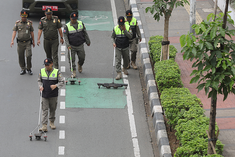 Operasi Ranjau Paku di Jalan Protokol Jakarta Petugas Satpol PP membersihkan ranjau paku di jalan protokol. (BeritaNasional/Elvis Sendouw)