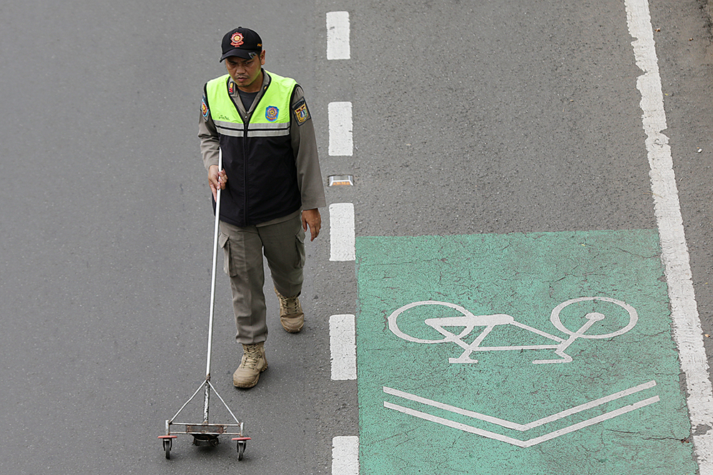Operasi Ranjau Paku di Jalan Protokol Jakarta Petugas Satpol PP membersihkan ranjau paku di jalan protokol. (BeritaNasional/Elvis Sendouw)