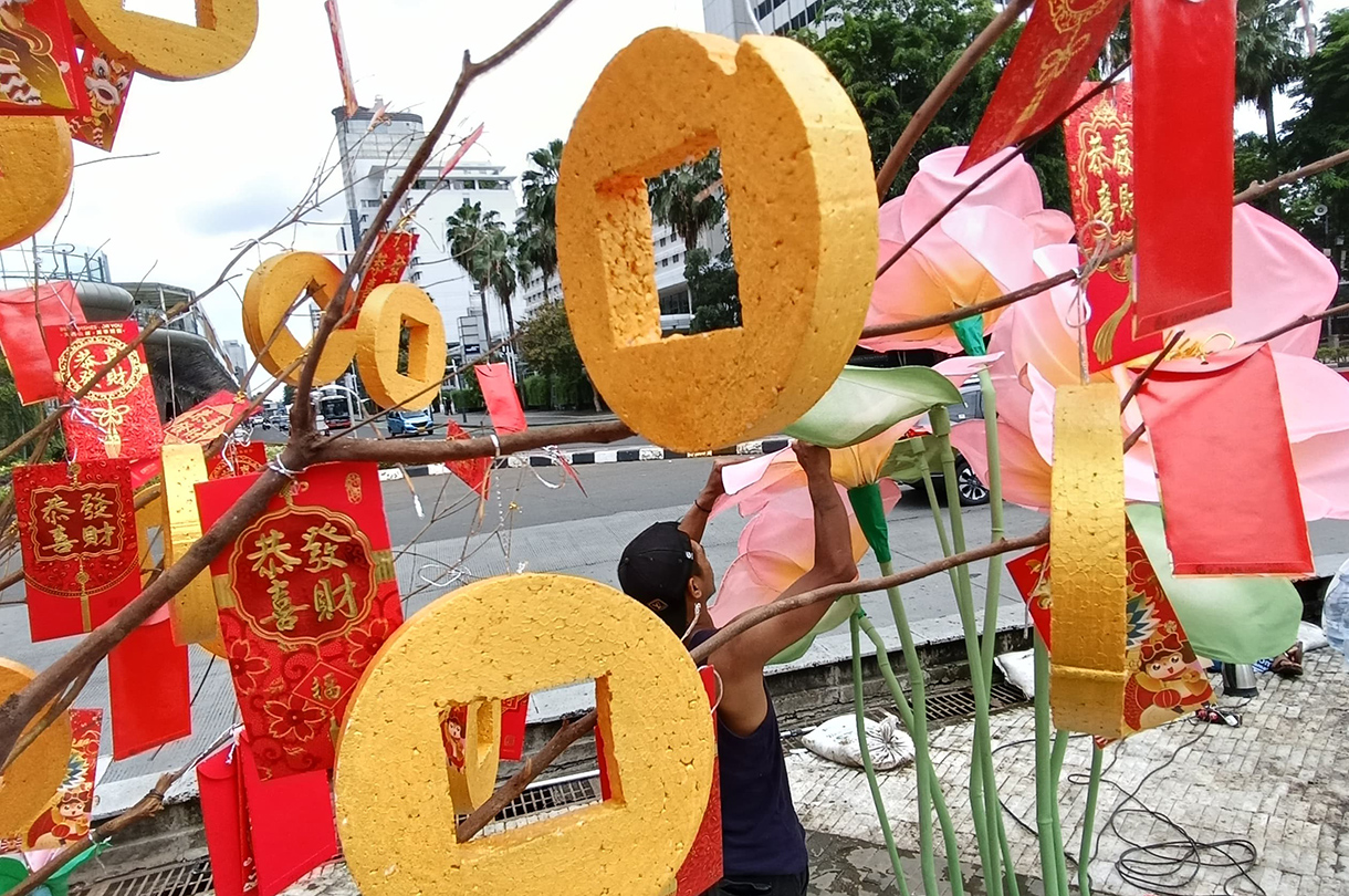 Pekerja menyelesaikan ornamen bernuansa Imlek yang di pasang di kawasan Bundaran Hotel Indonesia, Jakarta, Minggu (26/1/2025).(BeritaNasional/Oke Atmaja)