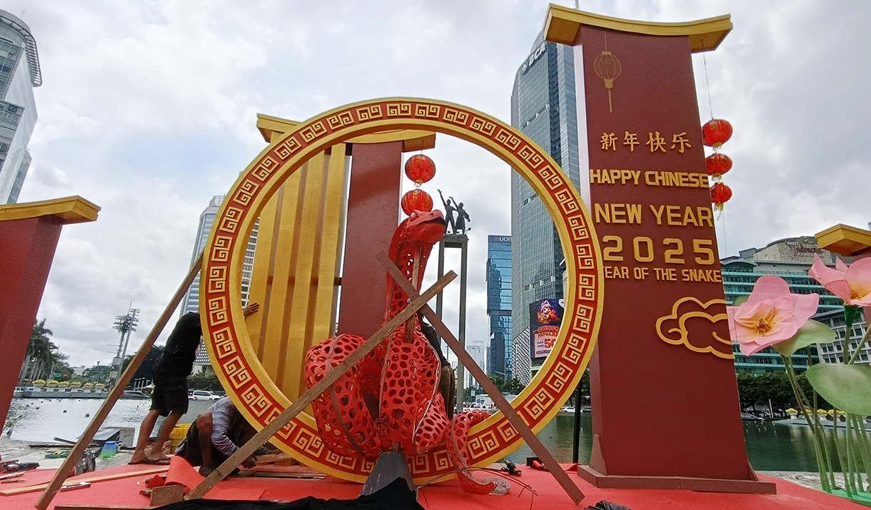 Pekerja menyelesaikan ornamen bernuansa Imlek yang di pasang di kawasan Bundaran Hotel Indonesia, Jakarta, Minggu (26/1/2025).(BeritaNasional/Oke Atmaja)