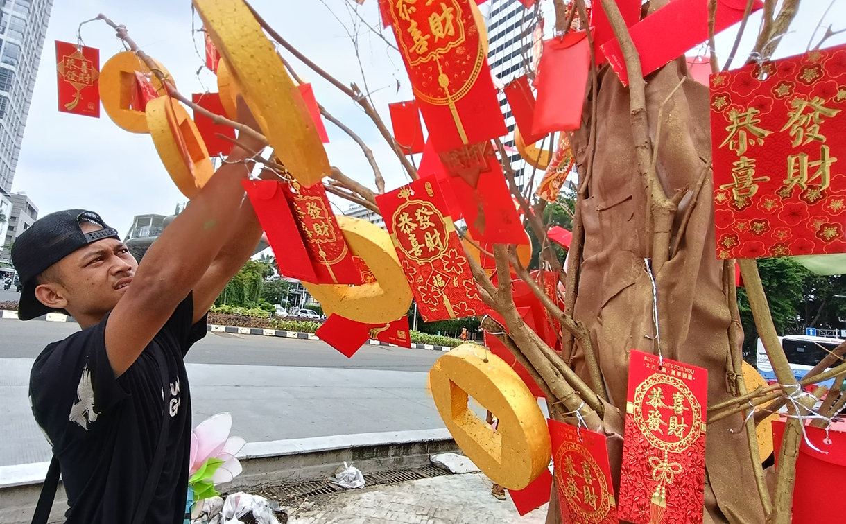 Pekerja menyelesaikan ornamen bernuansa Imlek yang di pasang di kawasan Bundaran Hotel Indonesia, Jakarta, Minggu (26/1/2025).(BeritaNasional/Oke Atmaja)