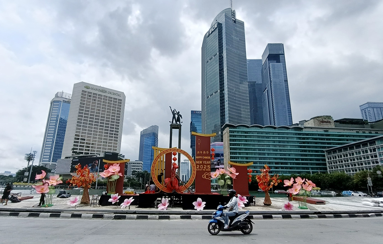 Pekerja menyelesaikan ornamen bernuansa Imlek yang di pasang di kawasan Bundaran Hotel Indonesia, Jakarta, Minggu (26/1/2025).(BeritaNasional/Oke Atmaja)