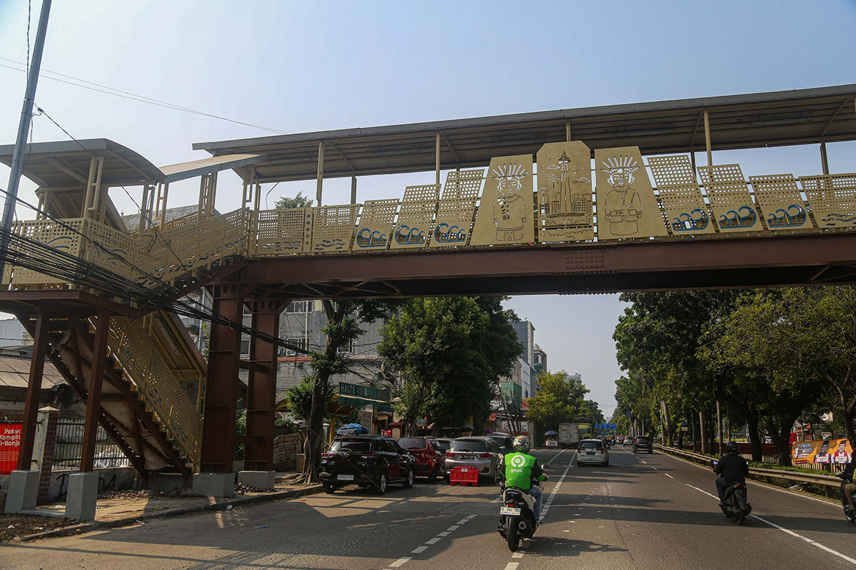 Warga dan kendaraan melintas di Jembatan Penyebrangan Orang Pasar Tomas, Cideng Timur, Jakarta, Rabu (13/11/2024).(BeritaNasional.com/Oke Atmaja)