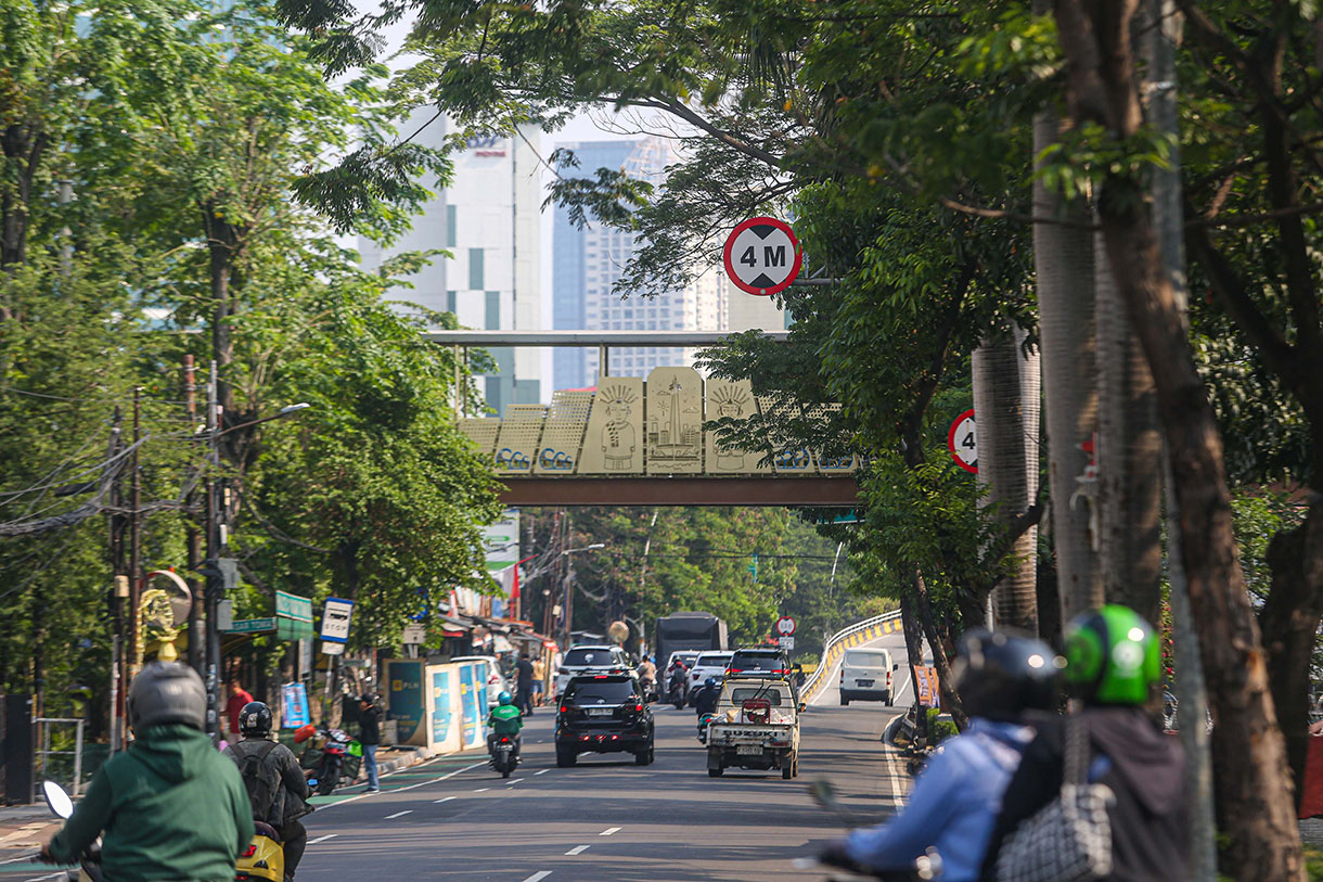 Warga dan kendaraan melintas di Jembatan Penyebrangan Orang Pasar Tomas, Cideng Timur, Jakarta, Rabu (13/11/2024).(BeritaNasional.com/Oke Atmaja)