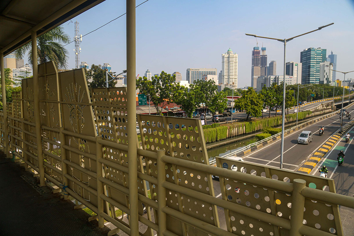 Warga dan kendaraan melintas di Jembatan Penyebrangan Orang Pasar Tomas, Cideng Timur, Jakarta, Rabu (13/11/2024).(BeritaNasional.com/Oke Atmaja)