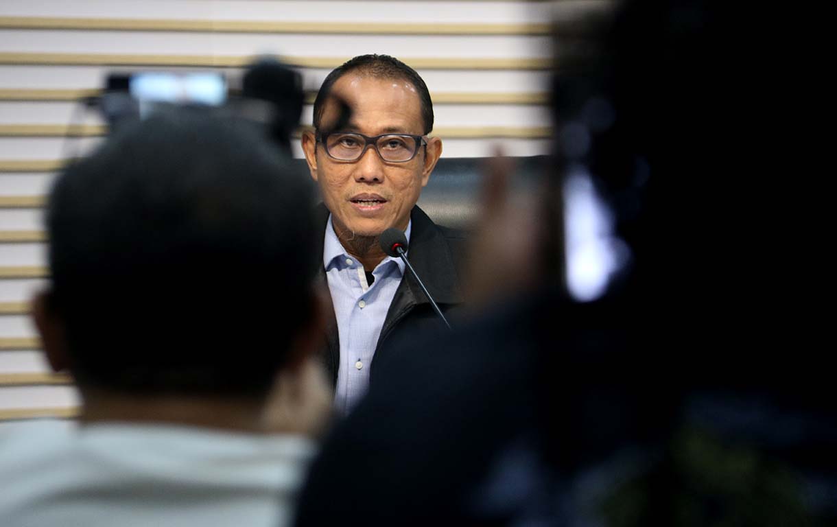 Petugas KPK menunjukkan barang bukti uang tunai saat konferensi pers gelar perkara operasi tangkap tangan (OTT) kasus dugaan suap audit laporan keuangan di Kabupaten Muara Enim oleh BPK, di Gedung Merah Putih KPK, Jakarta, Kamis (11/6/2026).  (Beritanasional.com/Oke Atmaja)
