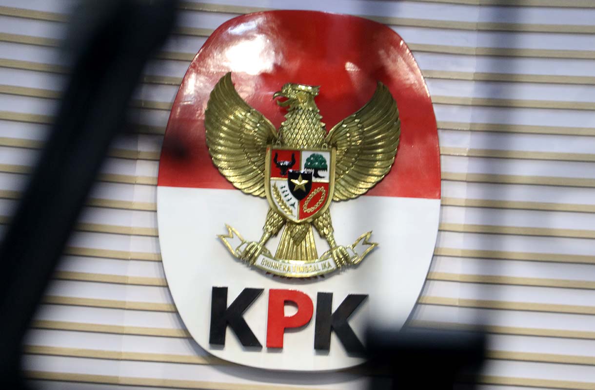 Petugas KPK menunjukkan barang bukti uang tunai saat konferensi pers gelar perkara operasi tangkap tangan (OTT) kasus dugaan suap audit laporan keuangan di Kabupaten Muara Enim oleh BPK, di Gedung Merah Putih KPK, Jakarta, Kamis (11/6/2026).  (Beritanasional.com/Oke Atmaja)