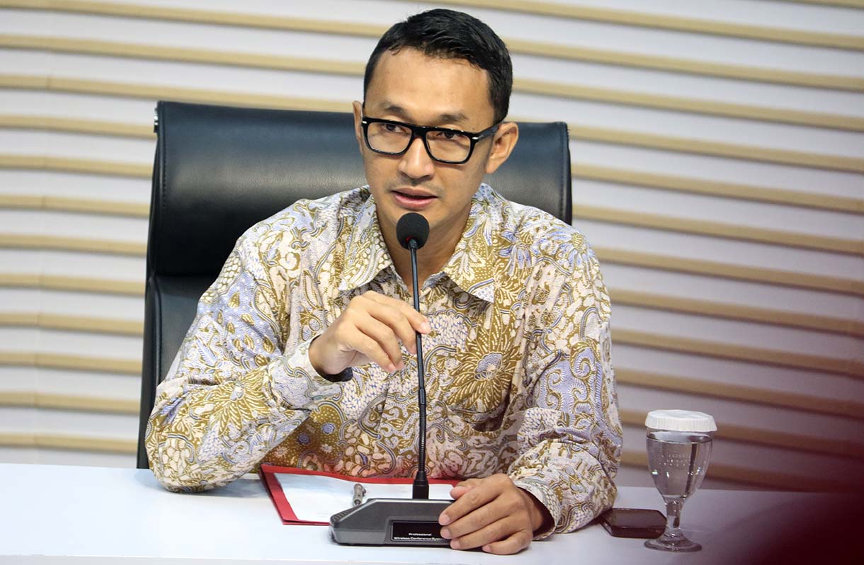 Petugas KPK menunjukkan barang bukti uang tunai saat konferensi pers gelar perkara operasi tangkap tangan (OTT) kasus dugaan suap audit laporan keuangan di Kabupaten Muara Enim oleh BPK, di Gedung Merah Putih KPK, Jakarta, Kamis (11/6/2026).  (Beritanasional.com/Oke Atmaja)