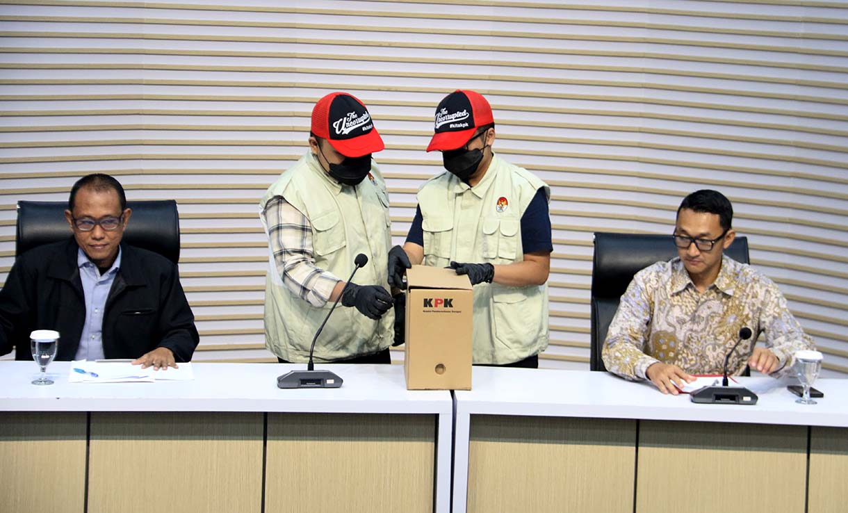 Petugas KPK menunjukkan barang bukti uang tunai saat konferensi pers gelar perkara operasi tangkap tangan (OTT) kasus dugaan suap audit laporan keuangan di Kabupaten Muara Enim oleh BPK, di Gedung Merah Putih KPK, Jakarta, Kamis (11/6/2026).  (Beritanasional.com/Oke Atmaja)
