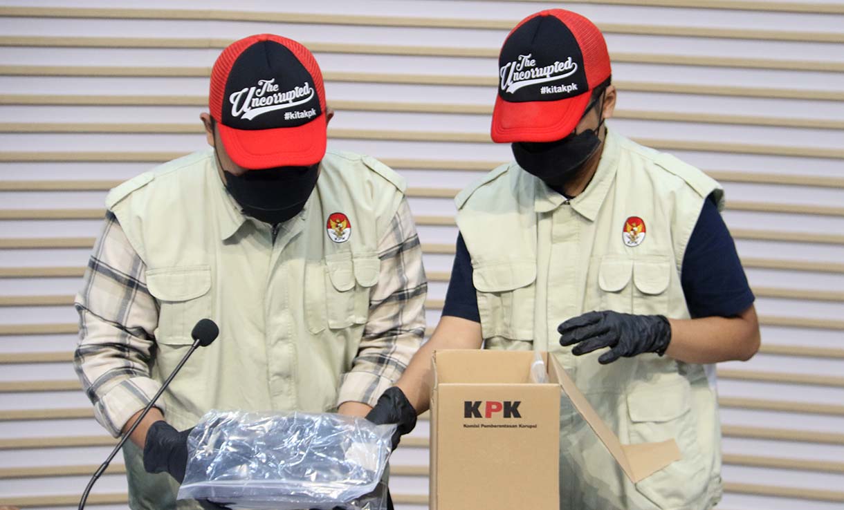 Petugas KPK menunjukkan barang bukti uang tunai saat konferensi pers gelar perkara operasi tangkap tangan (OTT) kasus dugaan suap audit laporan keuangan di Kabupaten Muara Enim oleh BPK, di Gedung Merah Putih KPK, Jakarta, Kamis (11/6/2026).  (Beritanasional.com/Oke Atmaja)