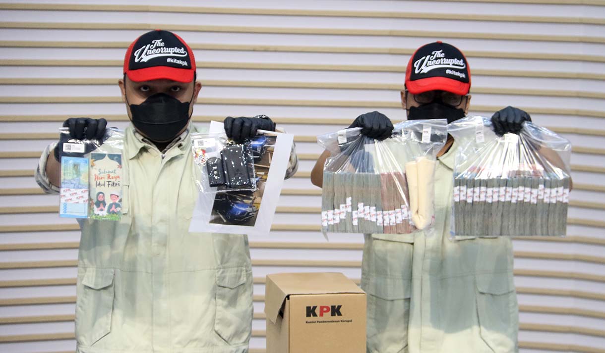 Petugas KPK menunjukkan barang bukti uang tunai saat konferensi pers gelar perkara operasi tangkap tangan (OTT) kasus dugaan suap audit laporan keuangan di Kabupaten Muara Enim oleh BPK, di Gedung Merah Putih KPK, Jakarta, Kamis (11/6/2026).  (Beritanasional.com/Oke Atmaja)