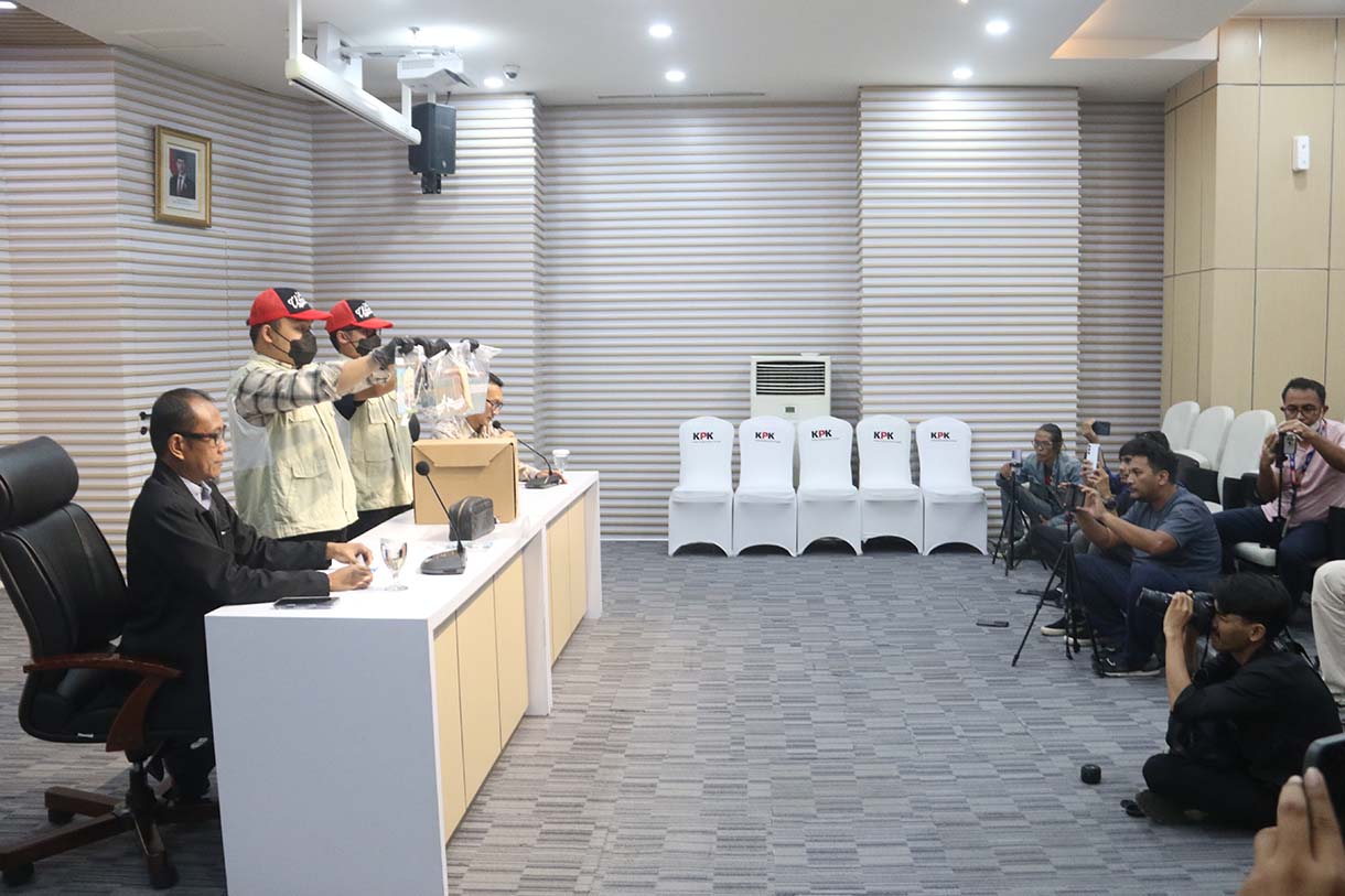 Petugas KPK menunjukkan barang bukti uang tunai saat konferensi pers gelar perkara operasi tangkap tangan (OTT) kasus dugaan suap audit laporan keuangan di Kabupaten Muara Enim oleh BPK, di Gedung Merah Putih KPK, Jakarta, Kamis (11/6/2026).  (Beritanasional.com/Oke Atmaja)