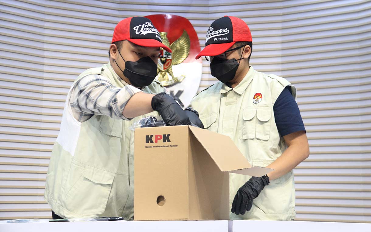 Petugas KPK menunjukkan barang bukti uang tunai saat konferensi pers gelar perkara operasi tangkap tangan (OTT) kasus dugaan suap audit laporan keuangan di Kabupaten Muara Enim oleh BPK, di Gedung Merah Putih KPK, Jakarta, Kamis (11/6/2026).  (Beritanasional.com/Oke Atmaja)