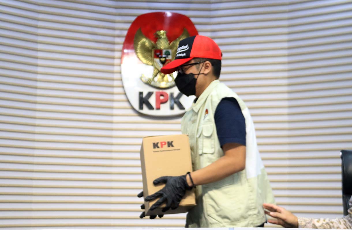Petugas KPK menunjukkan barang bukti uang tunai saat konferensi pers gelar perkara operasi tangkap tangan (OTT) kasus dugaan suap audit laporan keuangan di Kabupaten Muara Enim oleh BPK, di Gedung Merah Putih KPK, Jakarta, Kamis (11/6/2026).  (Beritanasional.com/Oke Atmaja)