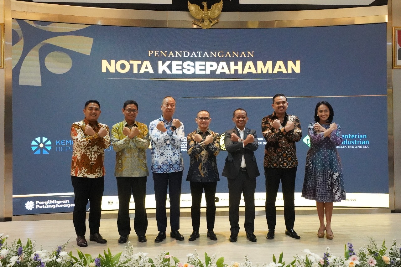 P2MI lakukan  penadatangan nota kesepahaman (MoU) antara KemenP2MI dengan Kementerian Energi dan Sumber Daya Mineral (ESDM), Kementerian Perindustrian, dan Kementerian Usaha Mikro, Kecil dan Menengah (KemenUMKM) di kantor KemenP2MI. (BeritaNasional/Elvis Sendouw/HO P2MI)