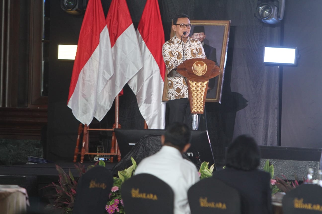 Menteri Pelindungan Pekerja Migran Indonesia (P2MI) Abdul Kadir Karding memberikan sambutan dalam acara Hari Pekerja Migran Internasional (Migrants Day). (BeritaNasional/Elvis Sendouw)