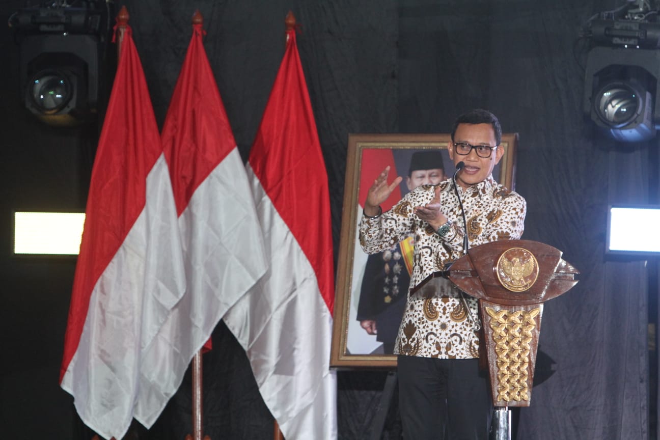 Menteri Pelindungan Pekerja Migran Indonesia (P2MI) Abdul Kadir Karding memberikan sambutan dalam acara Hari Pekerja Migran Internasional (Migrants Day). (BeritaNasional/Elvis Sendouw)