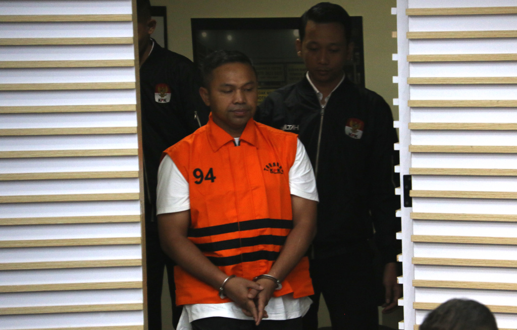 Tersangka UPT Jalan dan Jembatan di Dinas PUPR Riau, Gubernur Riau Abdul Wahid (AW) (tengah) dan Kepala Dinas Pekerjaan Umum, Penataan Ruang, Perumahan, Kawasan Permukiman dan Pertanahan M. Arief Setiawan dan Tenaga Ahli Gubernur Provinsi Riau Dani M. Nursalam saat Konferensi Pers penetapan tersangka di Gedung Merah Putih KPK, Kuningan, Jakarta, Rabu (5/11/2028). (Beritanasional.com/Oke Atmaja)