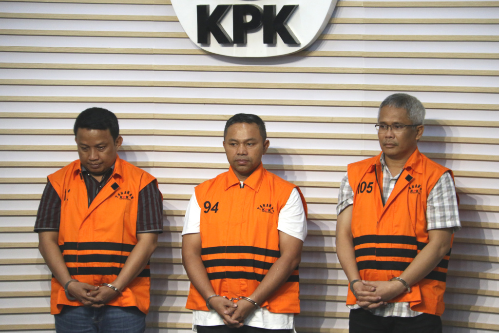 Tersangka UPT Jalan dan Jembatan di Dinas PUPR Riau, Gubernur Riau Abdul Wahid (AW) (tengah) dan Kepala Dinas Pekerjaan Umum, Penataan Ruang, Perumahan, Kawasan Permukiman dan Pertanahan M. Arief Setiawan dan Tenaga Ahli Gubernur Provinsi Riau Dani M. Nursalam saat Konferensi Pers penetapan tersangka di Gedung Merah Putih KPK, Kuningan, Jakarta, Rabu (5/11/2028). (Beritanasional.com/Oke Atmaja)