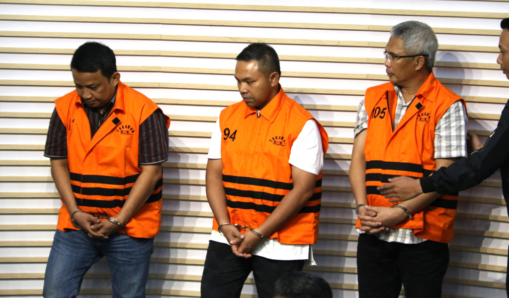 Tersangka UPT Jalan dan Jembatan di Dinas PUPR Riau, Gubernur Riau Abdul Wahid (AW) (tengah) dan Kepala Dinas Pekerjaan Umum, Penataan Ruang, Perumahan, Kawasan Permukiman dan Pertanahan M. Arief Setiawan dan Tenaga Ahli Gubernur Provinsi Riau Dani M. Nursalam saat Konferensi Pers penetapan tersangka di Gedung Merah Putih KPK, Kuningan, Jakarta, Rabu (5/11/2028). (Beritanasional.com/Oke Atmaja)