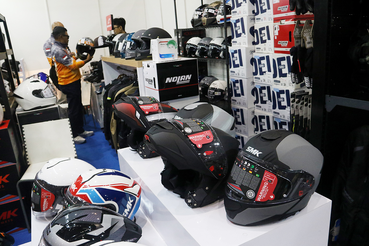 Pengunjung mencoba Airsoftgun dalam Ajang Deep and Extreme Indonesia (DXI) 2026 di Hall B Jakarta International Convention Center (JICC), Jakarta, Jumat (24/4/2026). (Beritanasional.com/Oke Atmaja)