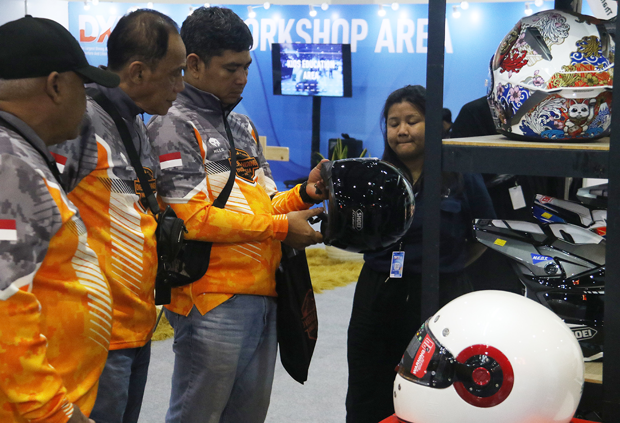 Pengunjung mencoba Airsoftgun dalam Ajang Deep and Extreme Indonesia (DXI) 2026 di Hall B Jakarta International Convention Center (JICC), Jakarta, Jumat (24/4/2026). (Beritanasional.com/Oke Atmaja)