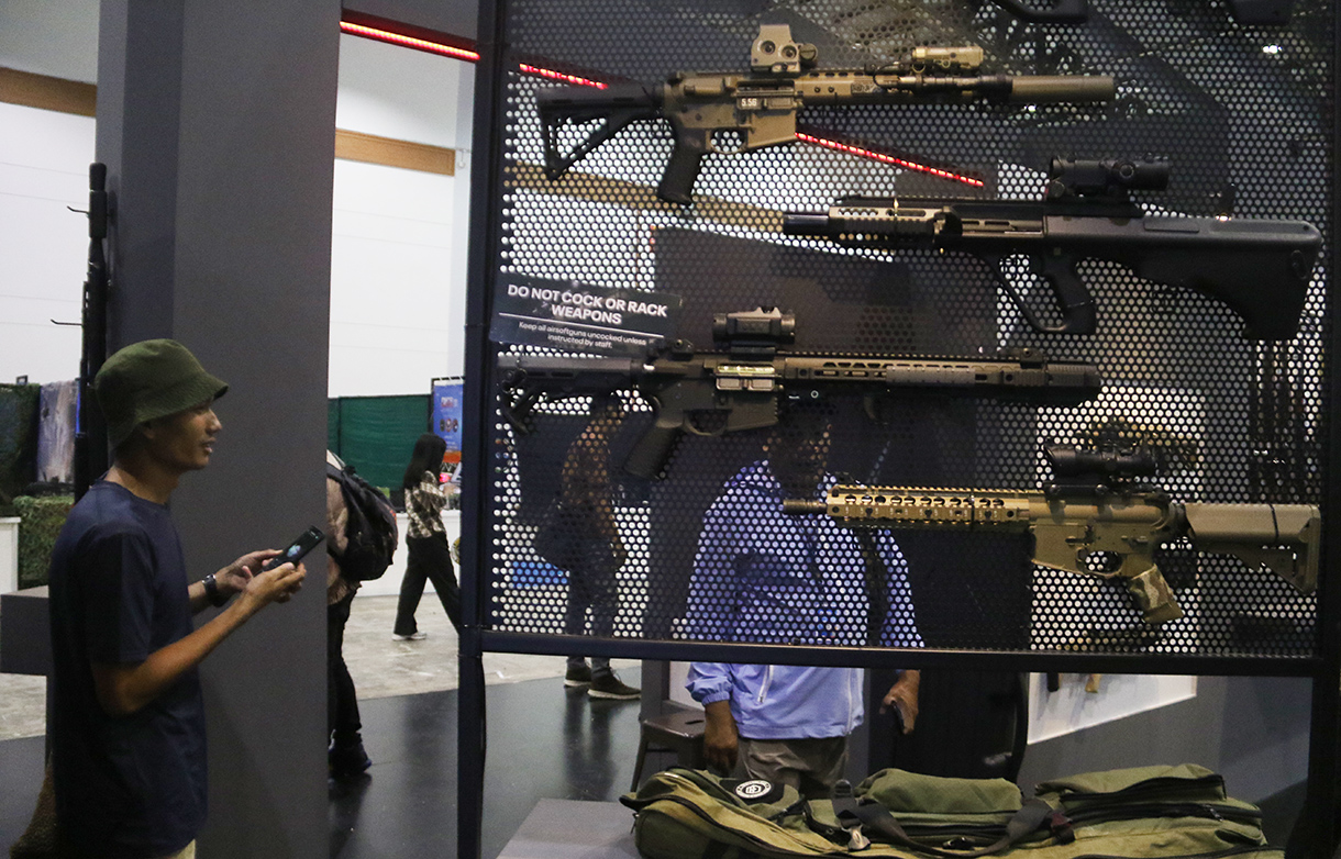 Pengunjung mencoba Airsoftgun dalam Ajang Deep and Extreme Indonesia (DXI) 2026 di Hall B Jakarta International Convention Center (JICC), Jakarta, Jumat (24/4/2026). (Beritanasional.com/Oke Atmaja)
