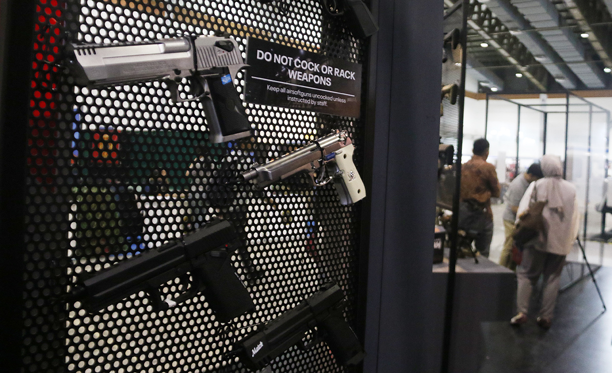 Pengunjung mencoba Airsoftgun dalam Ajang Deep and Extreme Indonesia (DXI) 2026 di Hall B Jakarta International Convention Center (JICC), Jakarta, Jumat (24/4/2026). (Beritanasional.com/Oke Atmaja)