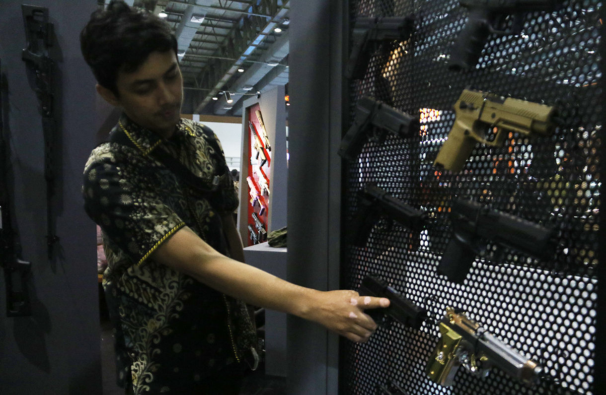Pengunjung mencoba Airsoftgun dalam Ajang Deep and Extreme Indonesia (DXI) 2026 di Hall B Jakarta International Convention Center (JICC), Jakarta, Jumat (24/4/2026). (Beritanasional.com/Oke Atmaja)