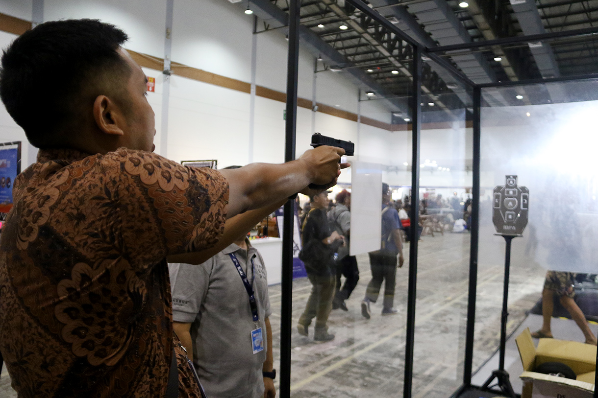 Pengunjung mencoba Airsoftgun dalam Ajang Deep and Extreme Indonesia (DXI) 2026 di Hall B Jakarta International Convention Center (JICC), Jakarta, Jumat (24/4/2026). (Beritanasional.com/Oke Atmaja)