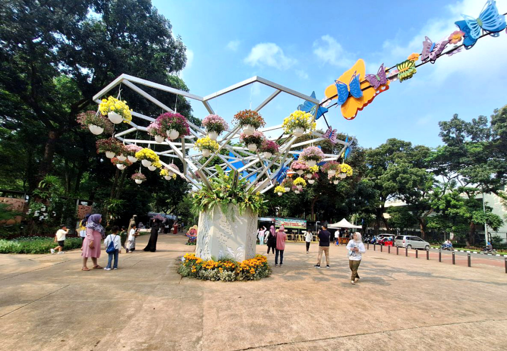 Pengunjung memilih tanaman saat pameran Flona 2024 di Lapangan Banteng, Jakarta, Kamis (10/7/2024).  (Berita nasional.com/Oke Atmaja)