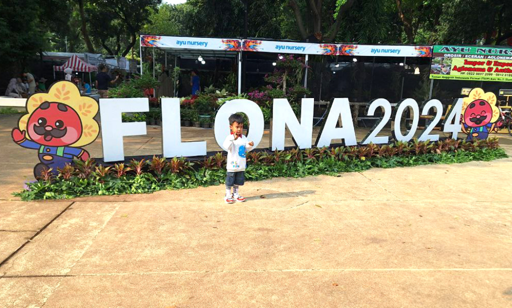 Pengunjung memilih tanaman saat pameran Flona 2024 di Lapangan Banteng, Jakarta, Kamis (10/7/2024).  (Berita nasional.com/Oke Atmaja)