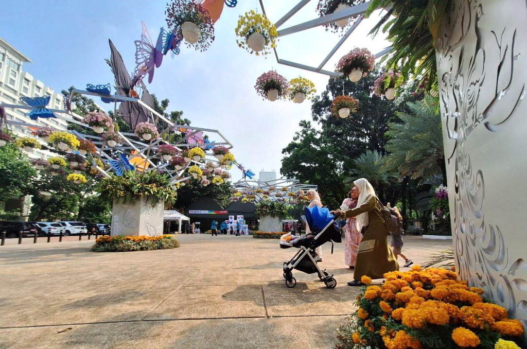 Pengunjung memilih tanaman saat pameran Flona 2024 di Lapangan Banteng, Jakarta, Kamis (10/7/2024).  (Berita nasional.com/Oke Atmaja)