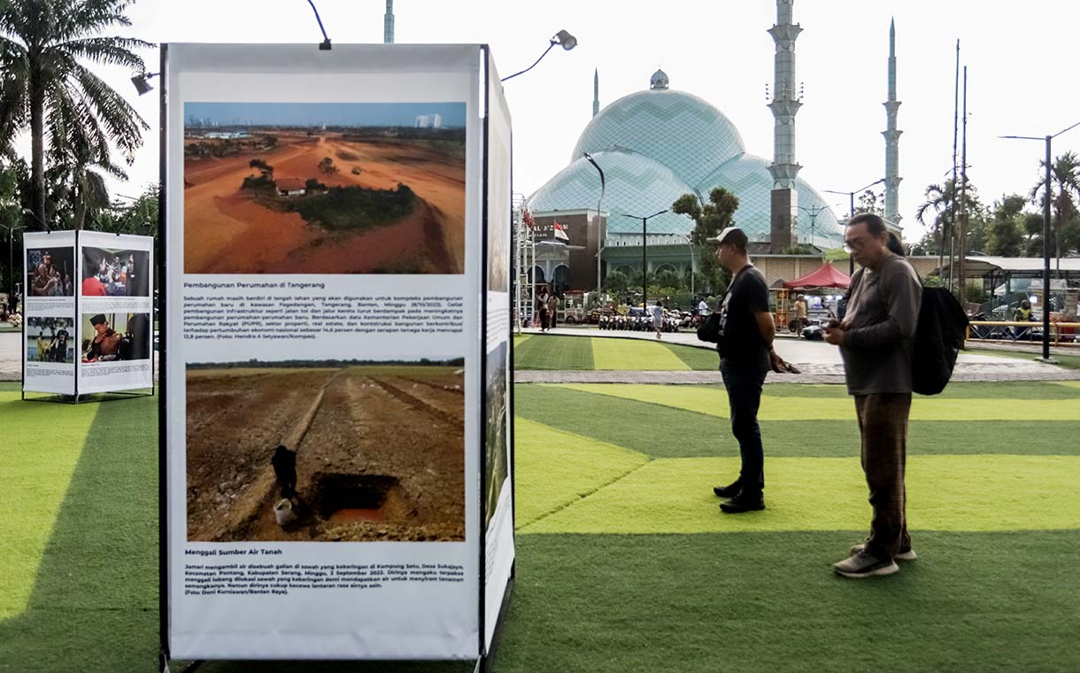 Pengunjung mengamati foto yang di pamerkan pada Pameran Foto Jejak Urban Tangkap Dinamika Sosial Banten di Taman Elektrik Puspem Kota Tangerang, Tangerang, Banten, Sabtu (13/12/2025).  (Beritanasional.com/HO/Oke Atmaja)