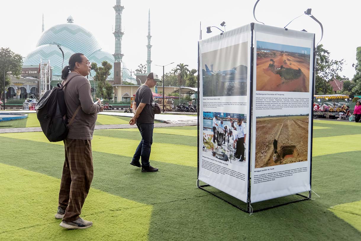 Pengunjung mengamati foto yang di pamerkan pada Pameran Foto Jejak Urban Tangkap Dinamika Sosial Banten di Taman Elektrik Puspem Kota Tangerang, Tangerang, Banten, Sabtu (13/12/2025).  (Beritanasional.com/HO/Oke Atmaja)