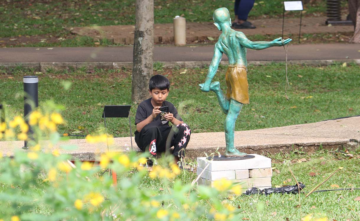 Pengunjung mengamati lukisan dalam pameran Jakarta Artmosphere 2025 di Tebet Eco Park, Jakarta, Selasa (21/10/2025).  (Beritanasional.com/Okeatmaja)