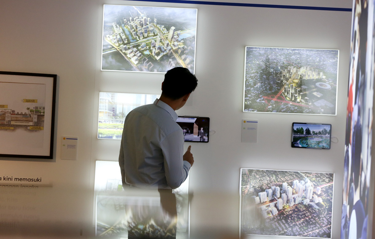 Pengunjung melihat sejarah perkembangan transportasi berbasis rel pada pameran "Jauh di Mata Dekat di Kaki" di Gedung Nyi Ageng Serang, Jakarta, Kamis (16/7/2026).  (Beritanasional.com/Oke Atmaja)