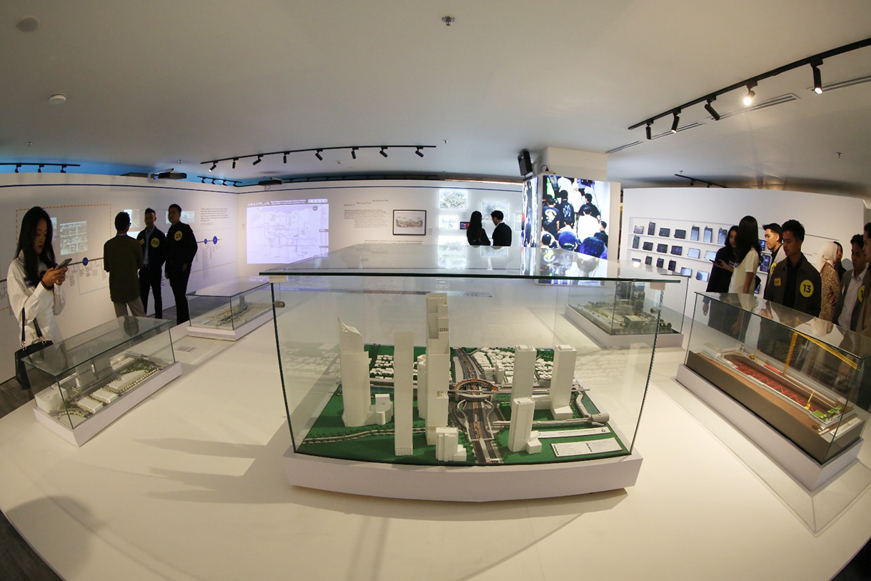 Pengunjung melihat sejarah perkembangan transportasi berbasis rel pada pameran "Jauh di Mata Dekat di Kaki" di Gedung Nyi Ageng Serang, Jakarta, Kamis (16/7/2026).  (Beritanasional.com/Oke Atmaja)