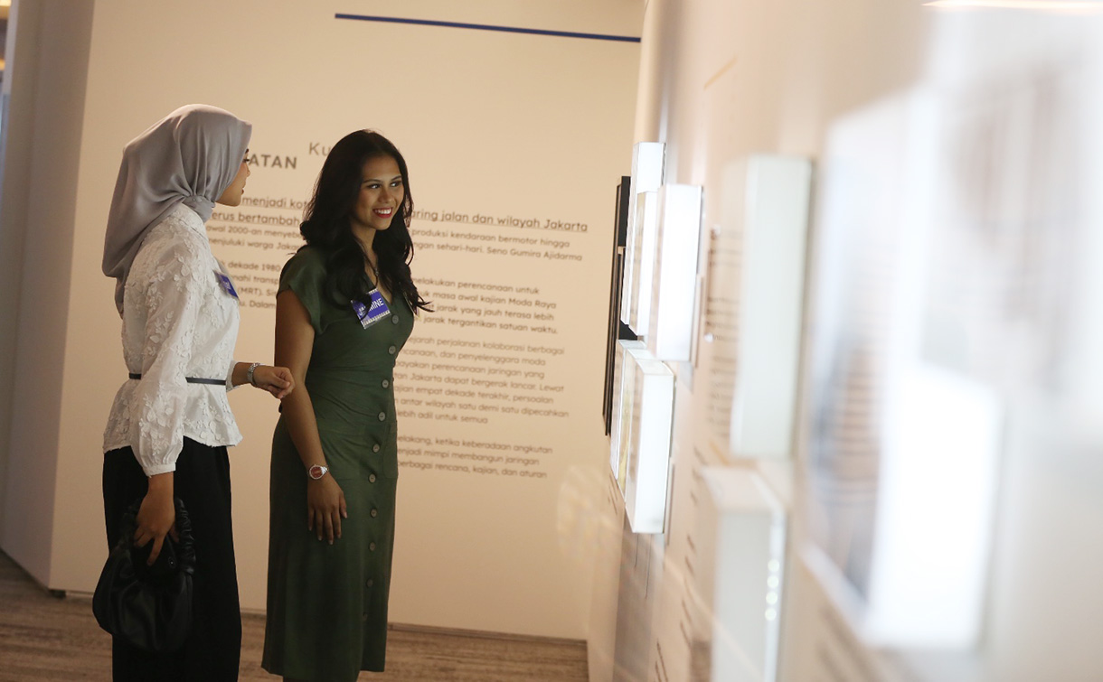 Pengunjung melihat sejarah perkembangan transportasi berbasis rel pada pameran "Jauh di Mata Dekat di Kaki" di Gedung Nyi Ageng Serang, Jakarta, Kamis (16/7/2026).  (Beritanasional.com/Oke Atmaja)