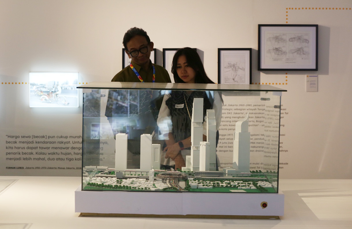 Pengunjung melihat sejarah perkembangan transportasi berbasis rel pada pameran "Jauh di Mata Dekat di Kaki" di Gedung Nyi Ageng Serang, Jakarta, Kamis (16/7/2026).  (Beritanasional.com/Oke Atmaja)